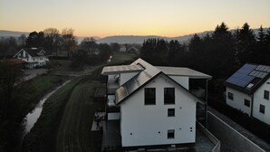 Un barrio residencial con casas, un camino y un puente al fondo.