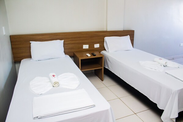 Basic tvåbäddsrum | Skrivbord, arbetsyta för laptop och gratis wi-fi