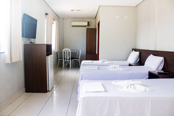 Escritorio, espacio para trabajar con laptop y wifi gratis