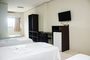 Escritorio, espacio para trabajar con laptop y wifi gratis