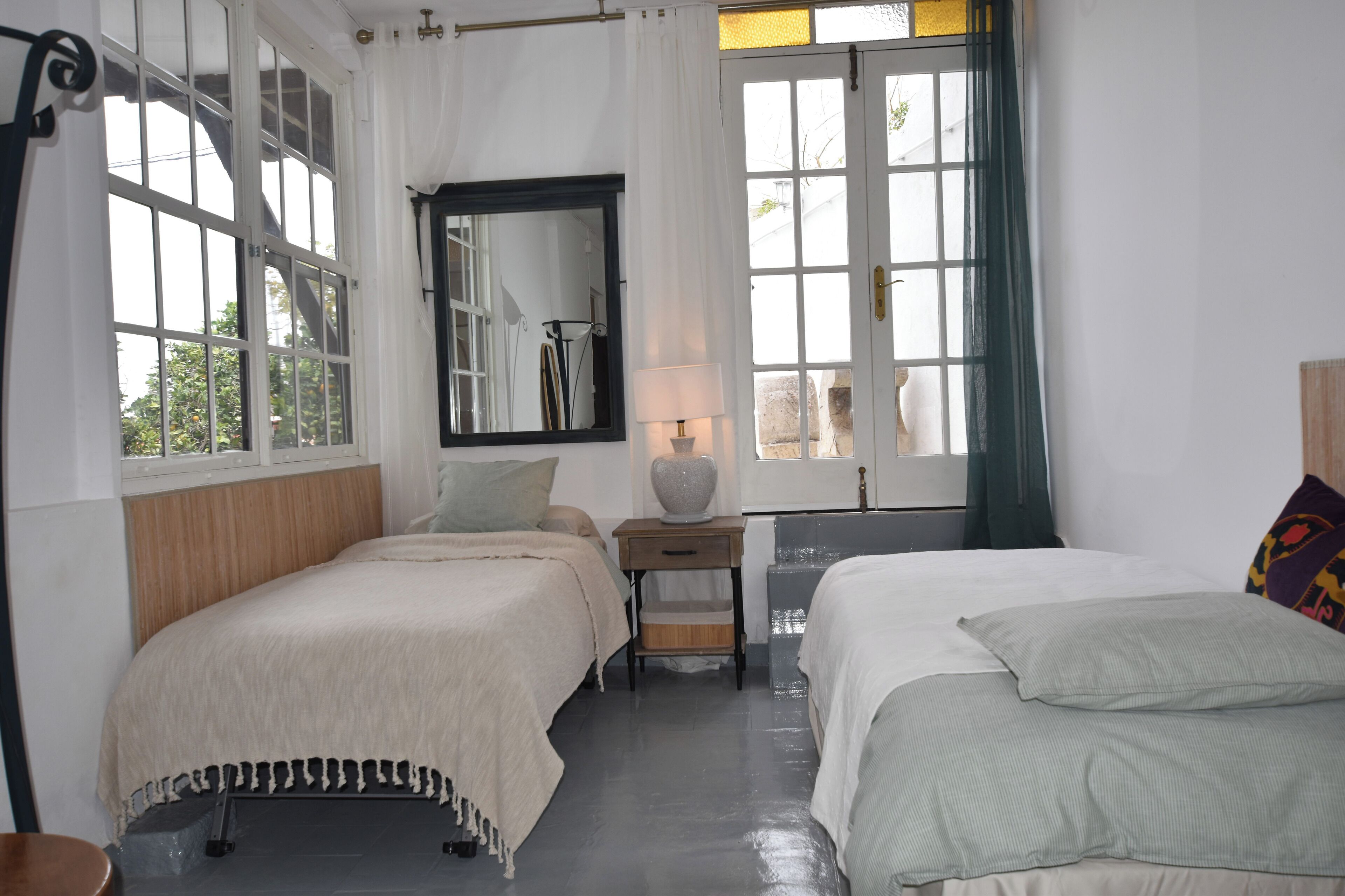 Minibar y espacio para trabajar con laptop 