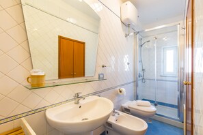 Douche, sèche-cheveux, bidet, serviettes fournies