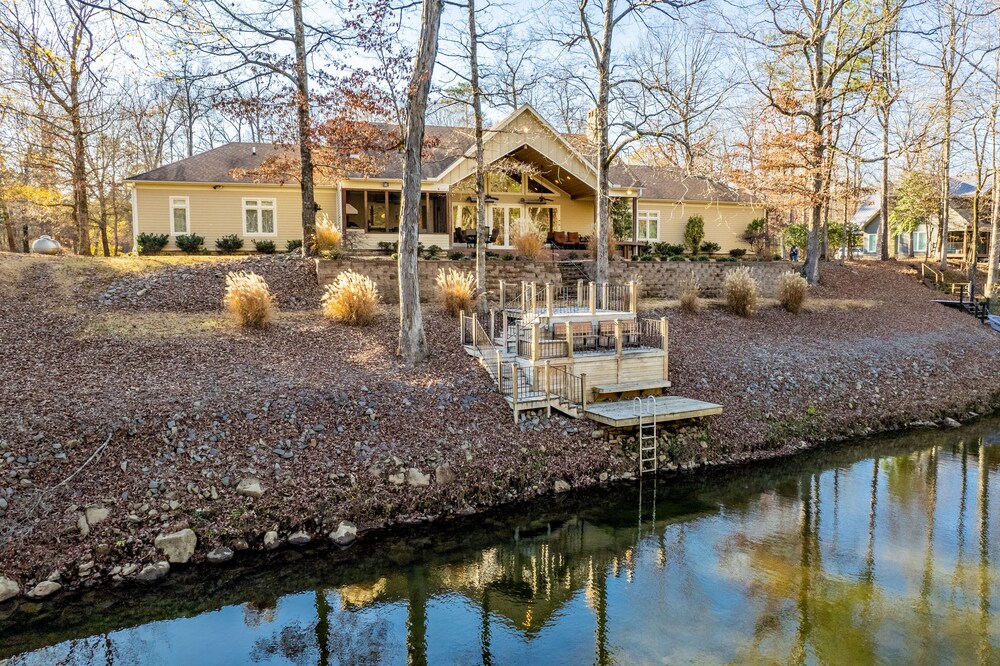 Luxury Retreat on Little Mo River, Fish From Private Docks, Kayaking, Serenity