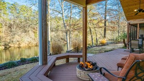 Outdoor dining - Luxury Retreat on Little Mo River, Fish From Private Docks, Kayaking, Serenity  (Murfreesboro)