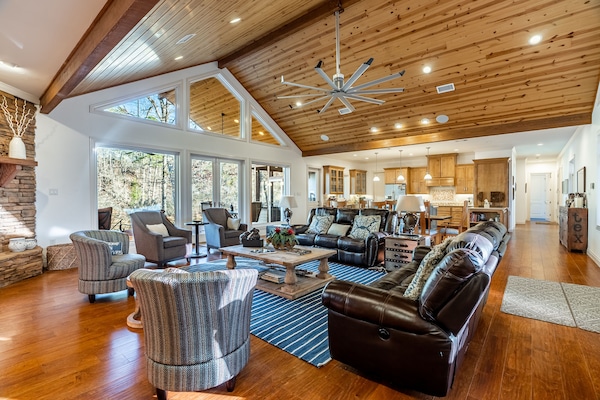 Una televisión, una chimenea, un reproductor de DVD, libros