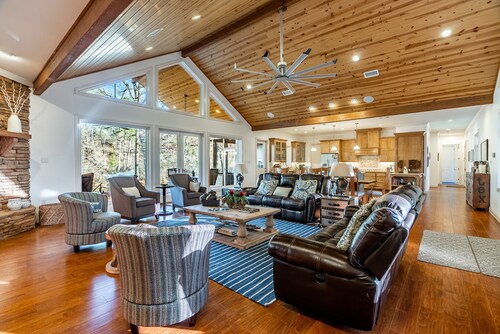 Luxury Retreat on Little Mo River, Fish From Private Docks, Kayaking, Serenity 