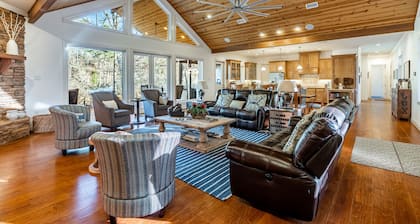 Luxury Retreat on Little Mo River, Fish From Private Docks, Kayaking, Serenity