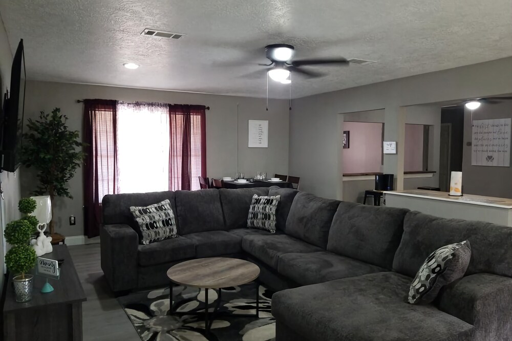 3BR/2.5 BA Cozy Quiet Home Away From Home-- 5 minutes from Pleasure Island!