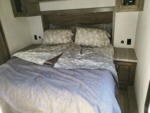 1 bedroom, bed sheets