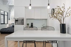 Dining - Designer Melbourne CBD Apartment + Wifi (Melbourne)
