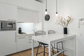 Fridge, microwave, stovetop, dishwasher - Designer Melbourne CBD Apartment + Wifi (Melbourne)