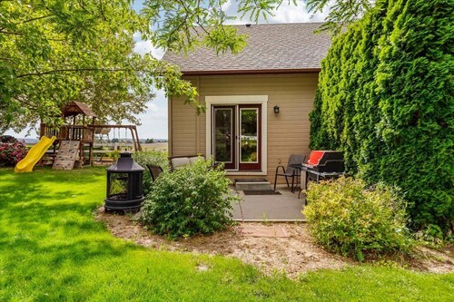 Beautiful Country & Ranch setting with room to relax