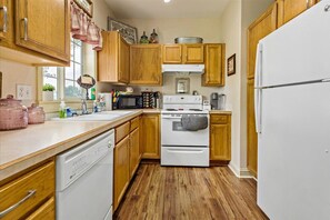 冷蔵庫、電子レンジ、オーブン、コンロ