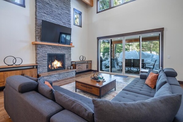 Télévision, cheminée