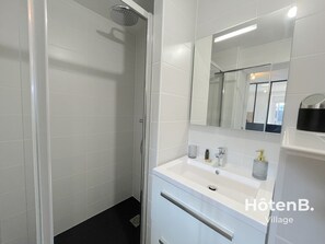 Dusche, Haartrockner, Handtücher