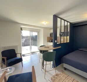 Travel cot, WiFi, bed sheets