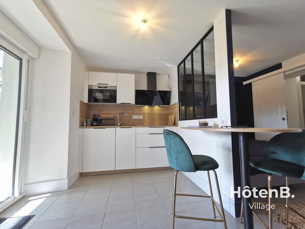 Réfrigérateur, micro-ondes, four, plaque de cuisson