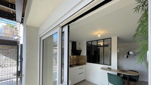 A modern kitchen with a sliding glass door leading to a balcony. - Town Hall Studio - Hyper-center Limoges (Limoges)