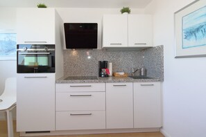 Réfrigérateur, cafetière/bouilloire, grille-pain