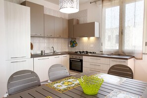 Kühlschrank, Ofen, Herdplatte, Kochgeschirr/Geschirr/Besteck