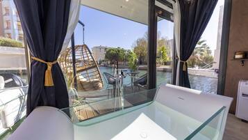 Deluxe Room, Harbour View | Room amenity