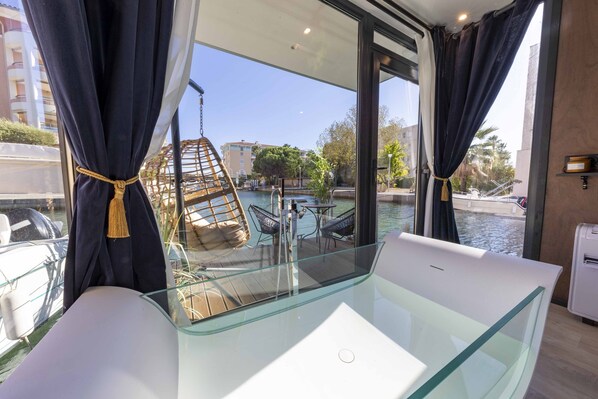 Deluxe kamer, uitzicht op haven | Kamervoorziening