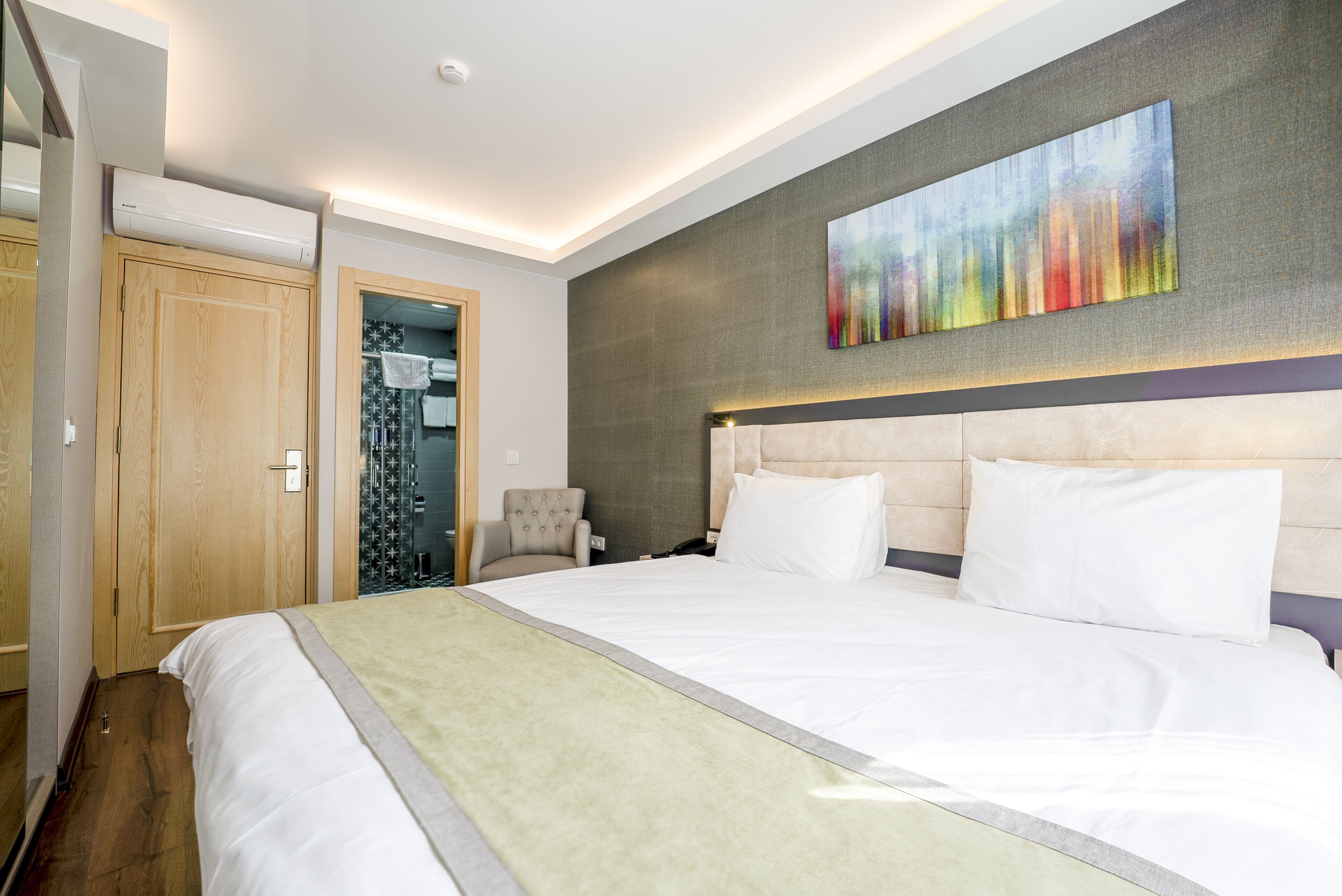 standard room, 1 king bed | 1 bedroom, in-room safe, laptop workspace, blackout curtains