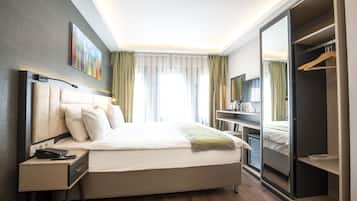 Standard Room, 1 King Bed | In-room safe, laptop workspace, blackout curtains, soundproofing