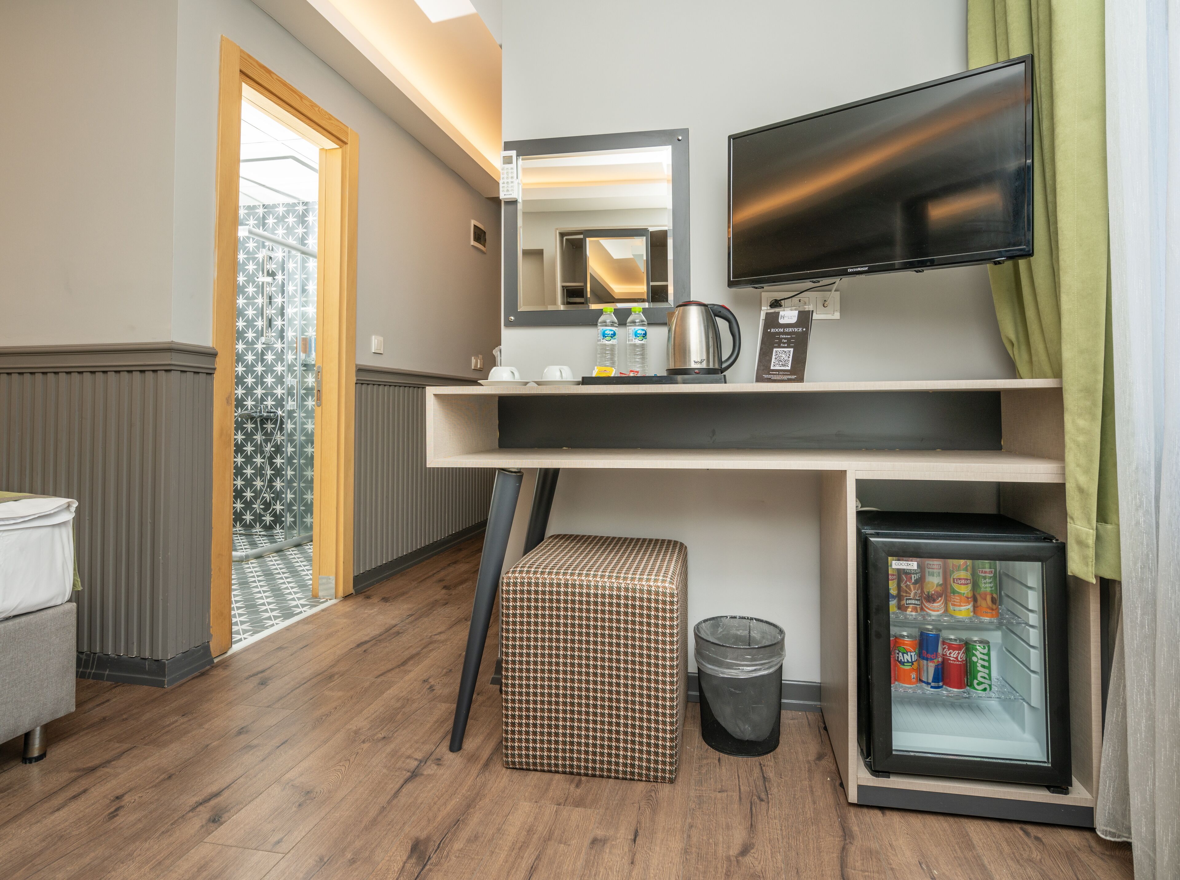 deluxe room, 1 bedroom, city view | 1 bedroom, in-room safe, laptop workspace, blackout curtains