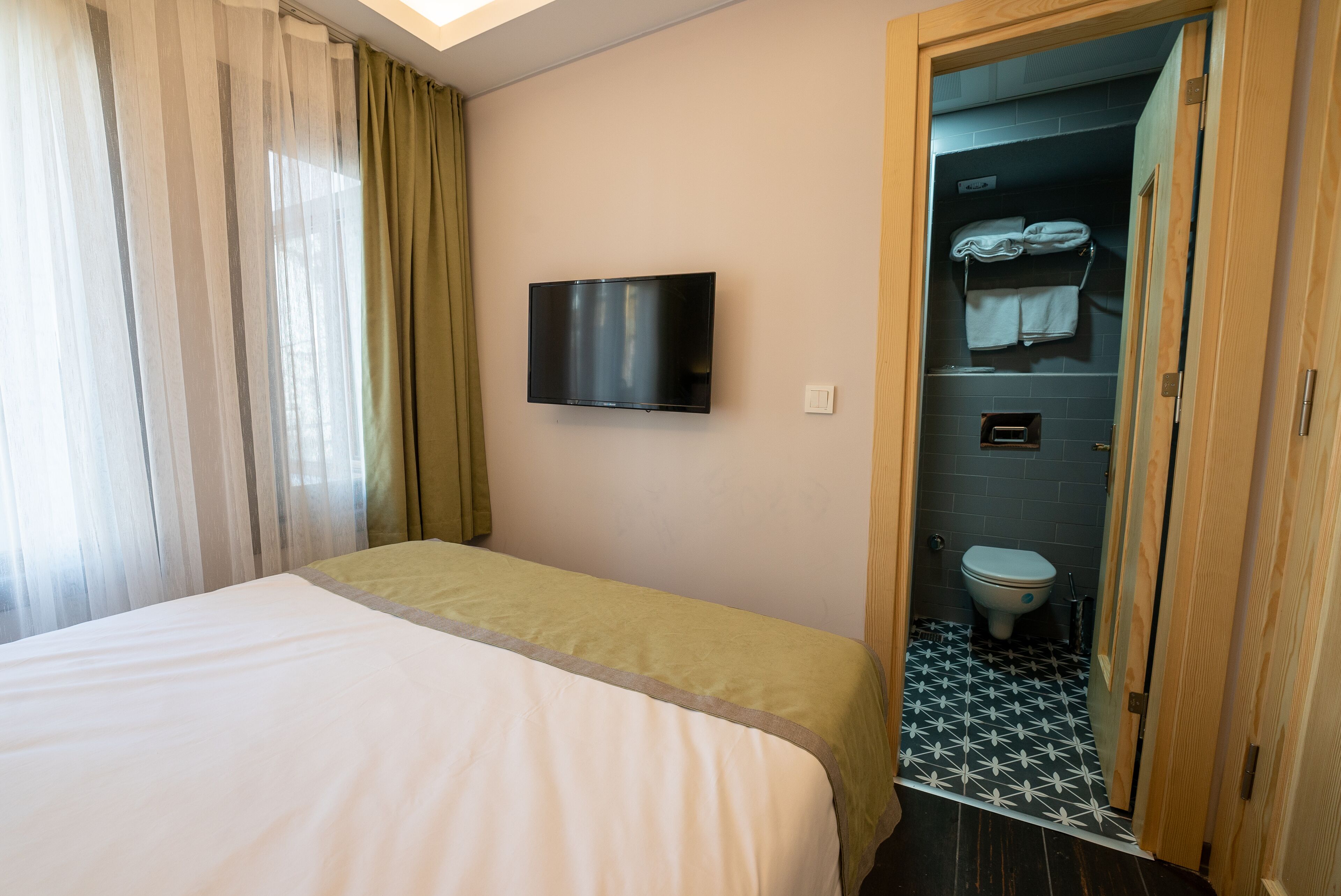 economy room | 1 bedroom, in-room safe, laptop workspace, blackout curtains