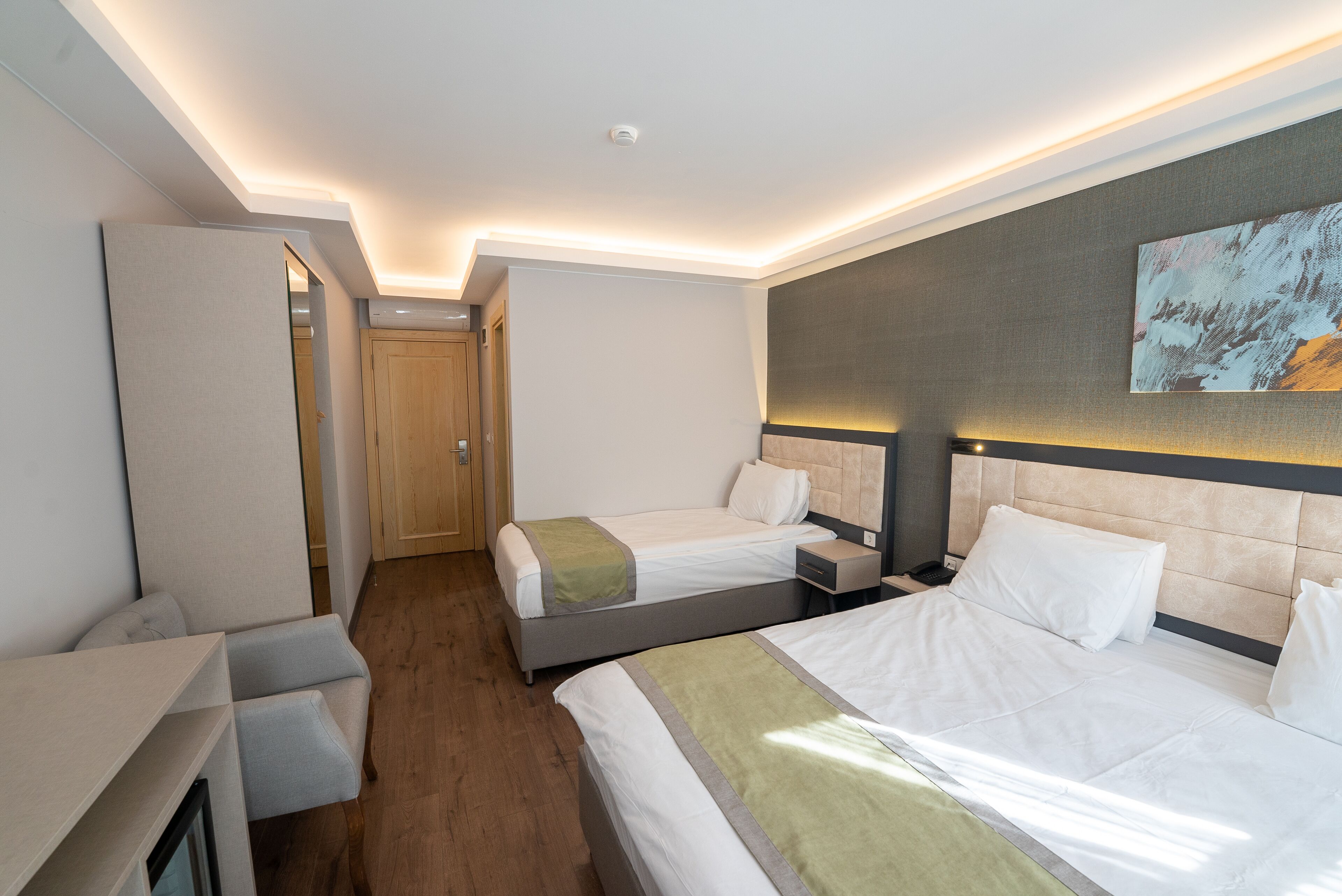 deluxe triple room | 1 bedroom, in-room safe, laptop workspace, blackout curtains