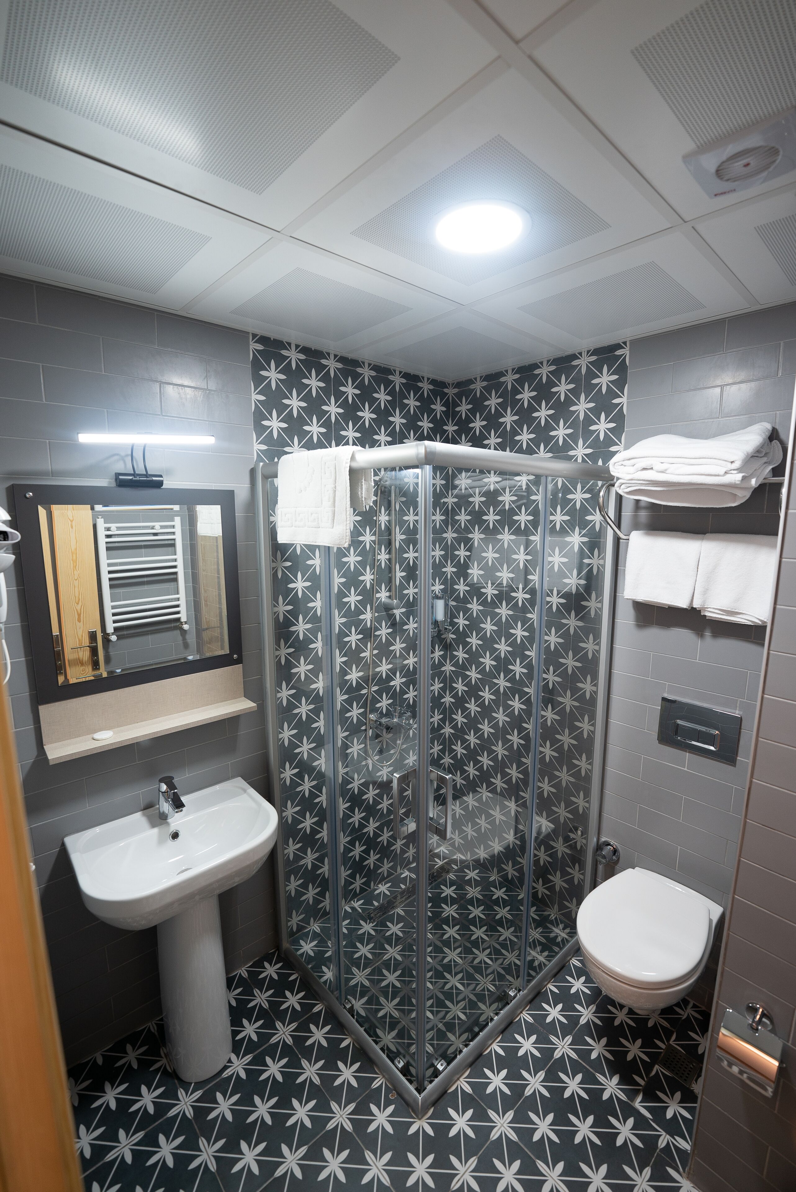 deluxe triple room | bathroom | free toiletries, hair dryer, slippers, towels