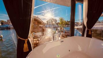 Deluxe Room, Harbour View | Interior