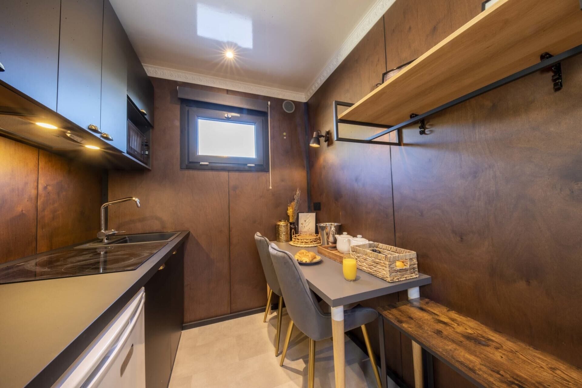 Deluxe Room, Harbor View | Private kitchen