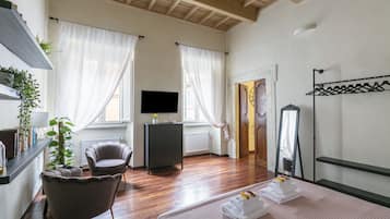 2 habitaciones, escritorio y tabla de planchar con plancha