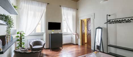 2 bedrooms, desk, iron/ironing board, travel crib