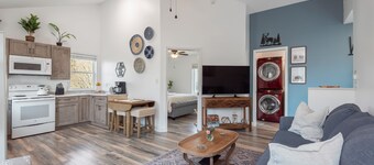 Charming, Quiet & Private Apt in Great Location w/ Wi-Fi & Laundry