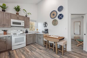 Réfrigérateur, four à micro-ondes, un four, surface de cuisson