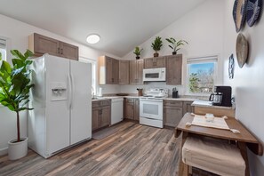 Kjøleskap, mikrobølgeovn, ovn og kokeplater