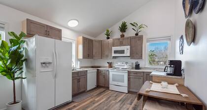 Charming, Quiet & Private Apt in Great Location w/ Wi-Fi & Laundry