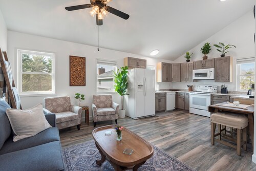 Charming, Quiet & Private Apt in Great Location w/ Wi-Fi & Laundry