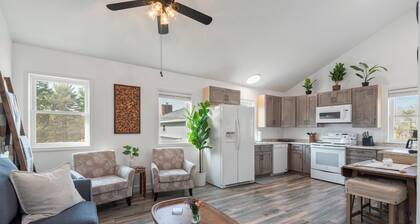 Charming, Quiet & Private Apt in Great Location w/ Wi-Fi & Laundry