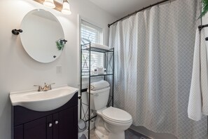 Combined shower/bathtub, hair dryer, towels, soap - Charming, Quiet & Private Apt in Great Location w/ Wi-Fi & Laundry (Knoxville)