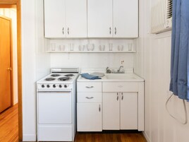 Apartamento, 1 habitación, no fumadores (1 King Bed with Sofabed) | Minibar, espacio para trabajar con un portátil, cortinas opacas