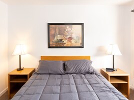 Habitación, 1 habitación, no fumadores (1 King Bed) | Minibar, espacio para trabajar con un portátil, cortinas opacas