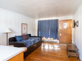 Apartamento, 1 habitación, no fumadores (1 King Bed with Sofabed) | Minibar, espacio para trabajar con un portátil, cortinas opacas