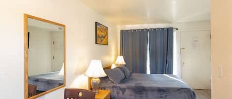 Minibar, espacio para trabajar con laptop y cortinas blackout