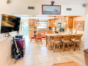 ثلاجة، ميكروويف، فرن، موقد طهي مسطح