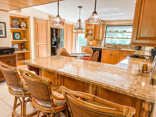 ثلاجة، ميكروويف، فرن، موقد طهي مسطح