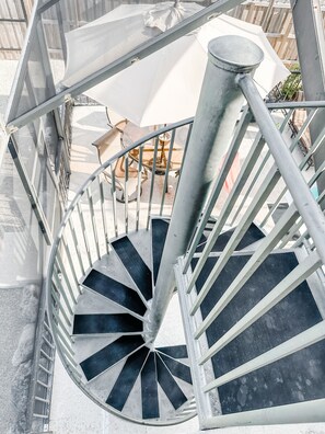 المنطقة المحيطة بالمنشأة